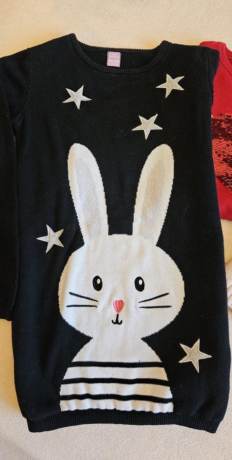 Čtyři zimní svetříky, sváteční a tričko, 122/140, 134