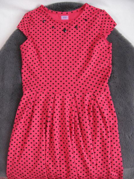 Skvělé elastické červené šaty a černým puntíkem, f&f,158
