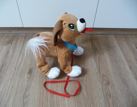 Pejsek floppy na vodítku s rolničkou,