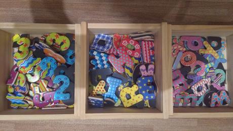 Dřevěné číslice a písmena,