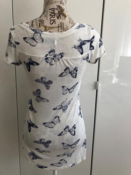 Bílé tričko s modrými motýly, velikost 32 ajc, 32
