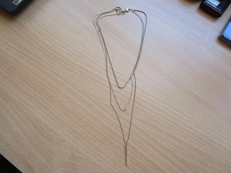 Zajímavý třívrstvý náhrdelník ve zlaté barvě,