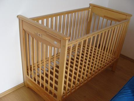 Dřevěná postýlka se stahovací bočnicí, šířka (cm): 120,délka (cm): 60