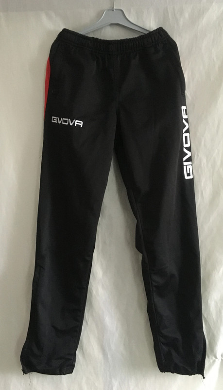 Vel. 152 černé tepláky s kapsami a tkanicí, 152