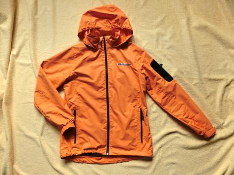 Oranžová sportovní bunda outdoor šusťáková krásná, s