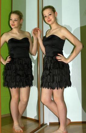 Společenské krátké černé saténové šaty bez ramínek, 38