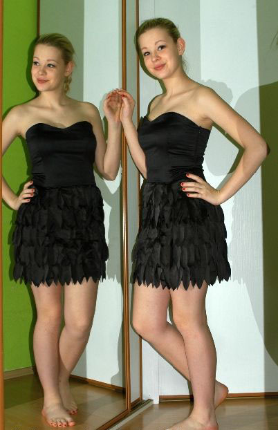 Společenské krátké černé saténové šaty bez ramínek, 38