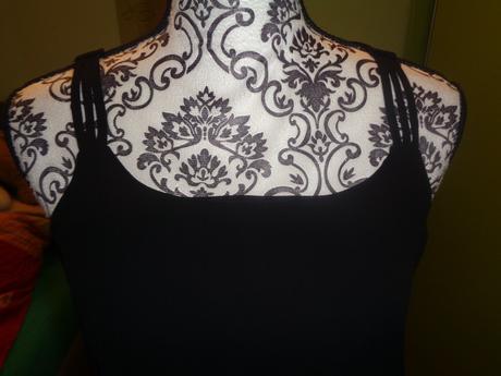 Černý top - krásně řešená záda, gate,m