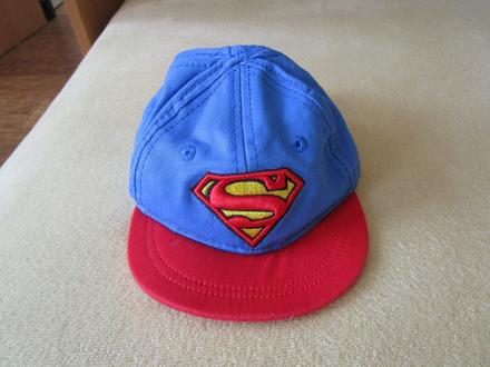 Pěkná bavl. kšiltovka superman, na 6-12 měsíců, 74