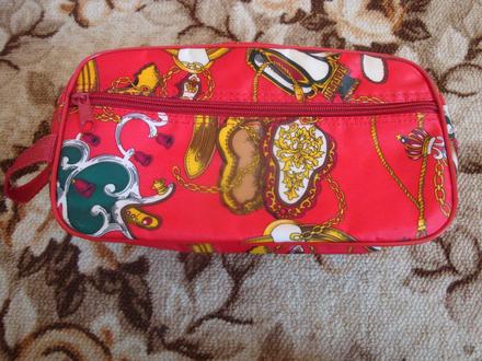 Kosmetická taštička - červená s ornamenty,