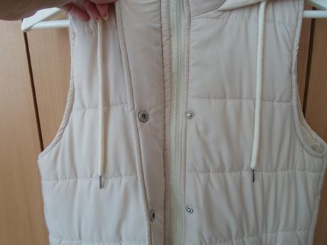 Béžová dlouhá zateplená vesta, s