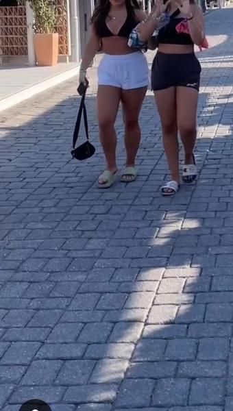 Jaký typ postavy dívek preferujete? Fotka 1 nebo 2?