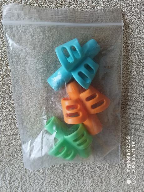 Pomůcky na správné držení tužky,