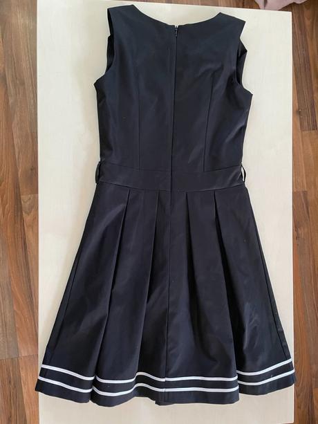 Černé šaty s bílým pruhem, vel m ale menší cca xs/, xs