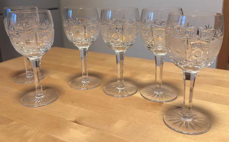 Šest broušených sklenic z křišťálu na víno, 