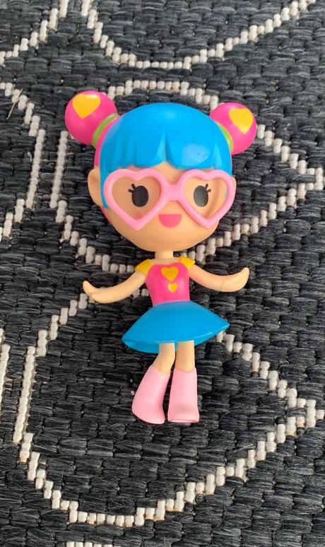 Sada s nálepkovými knižkami, zošitkami a bábikami,