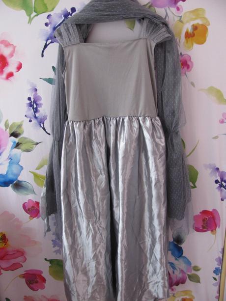 Krásné kostýmové šaty s přehozem čarodějka,