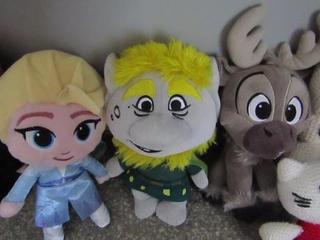 Plyšáci- koník,hello kitty ,olaf, 