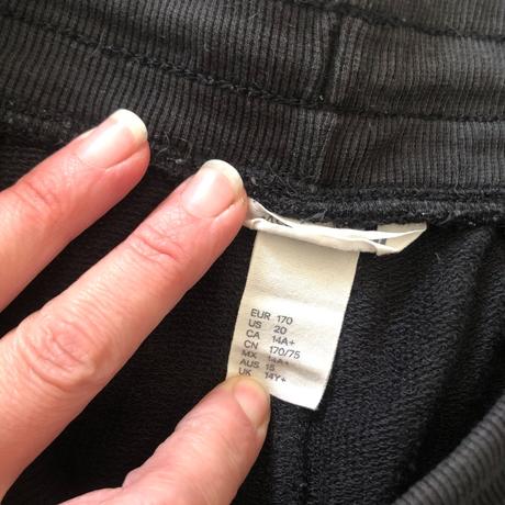 Černé šortky s kapsami a tkanicí, h&m,170