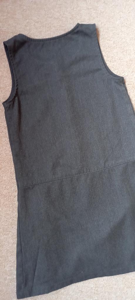 Šedé šaty zn."studio" vel."6-7let", 122