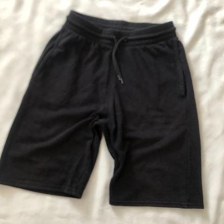 Černé šortky s kapsami a tkanicí, h&m,170