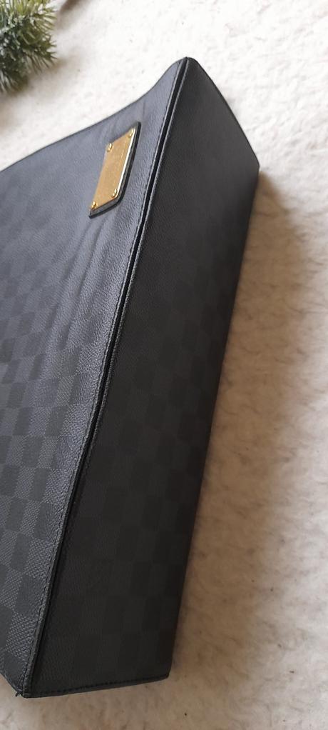 Elegantní kabelka se zlatými doplňky, 