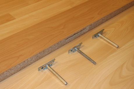 Dlouhá bytelná tuplovaná police,