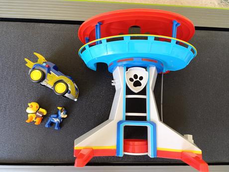 Věž tlapková patrola s autem a pejsky,