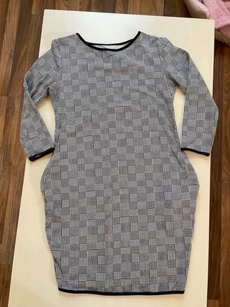 Šaty s rozšířením do boků a kapsami, vel neuveden, m