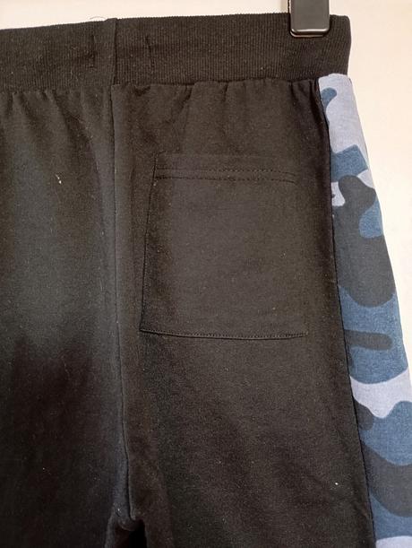 Chlapecké tepláky s modrými maskáčovými pruhy, sinsay,152