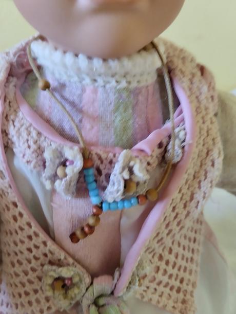 Značená porcelánová panenka, 