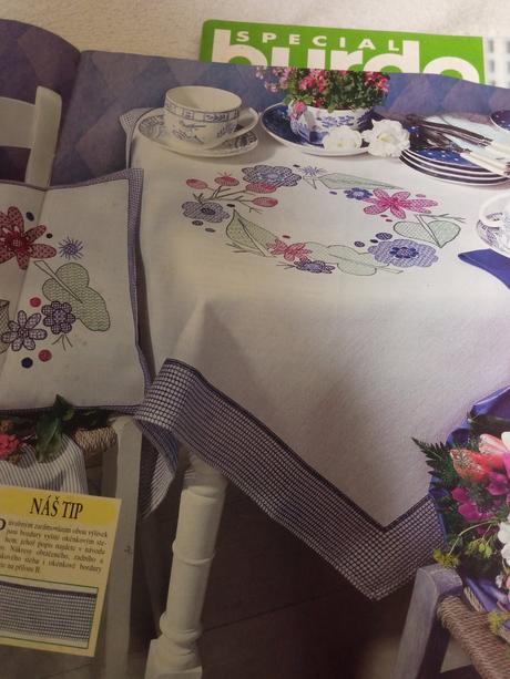 Časopis se střihy k šití a jeden kreativní, 