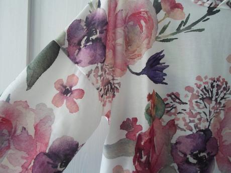 Bílá květovaná mikina mikinka s kapucí, 152