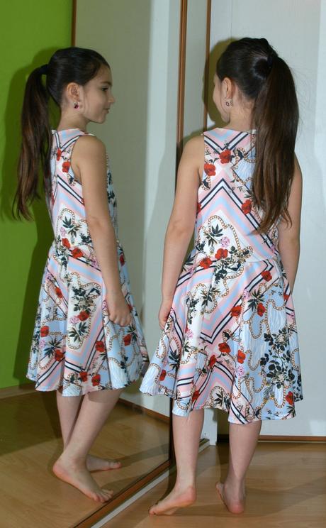 Dívčí úpletové slavnostní šaty, 146