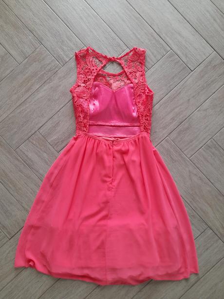 Neonově růžové šaty, s
