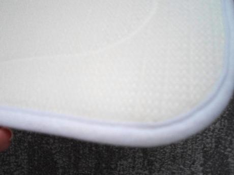 Bílá koupelnová předložka,