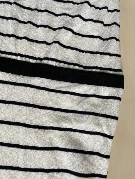 Nové krajkové šaty s černými pruhy, vel xs/s, prom, s / xs