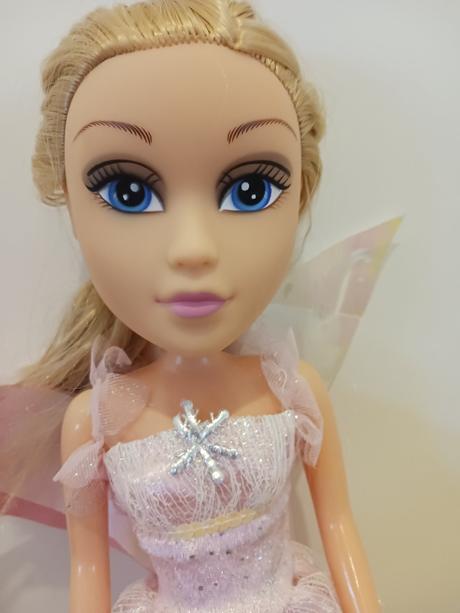 Panenka víla velká s křídly., 