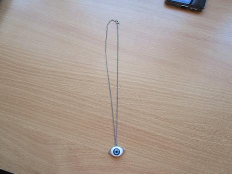 Zajímavý řetízek na krk s přívěškem, jako nový,