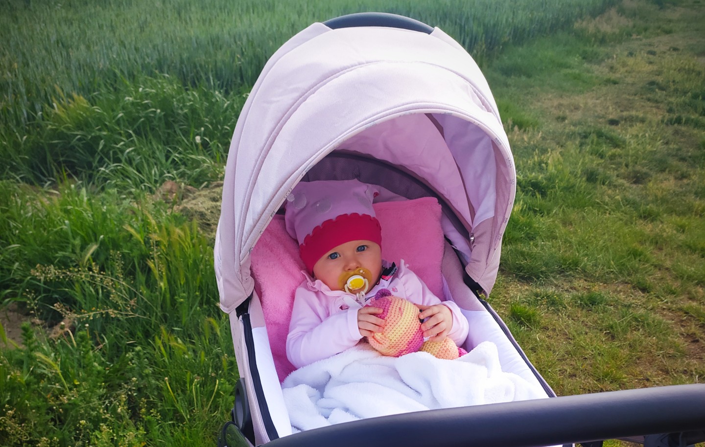 Lehce zvednutá zádová opěrka.