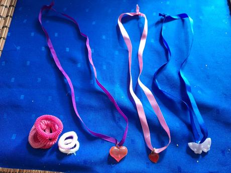 Přívěsky na krk na stužkách pro holky,