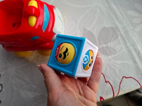 Autíčko fisher price s otočnou kostkou,