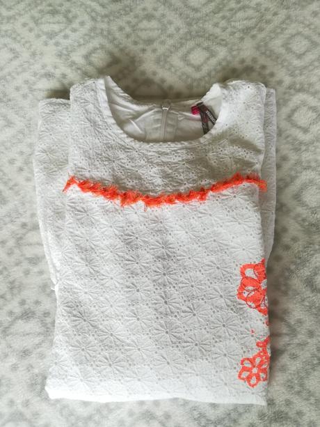 Luxusní krajkové bílé šaty, 128