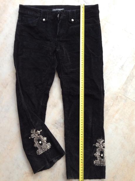 Černé sametové 3/4 kalhoty výšivka vel.xs, 34-36, xs