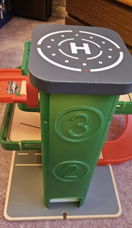 Woody dřevěná patrová garáž s výtahem, 