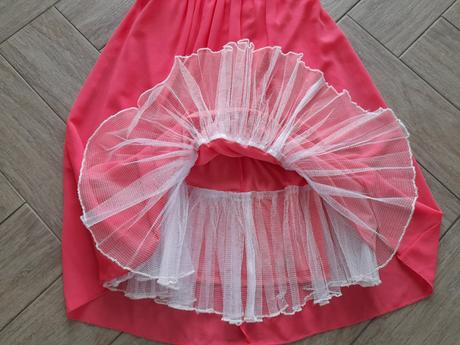 Neonově růžové šaty, s