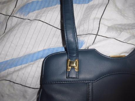 Modrá kabelka do ruky, 