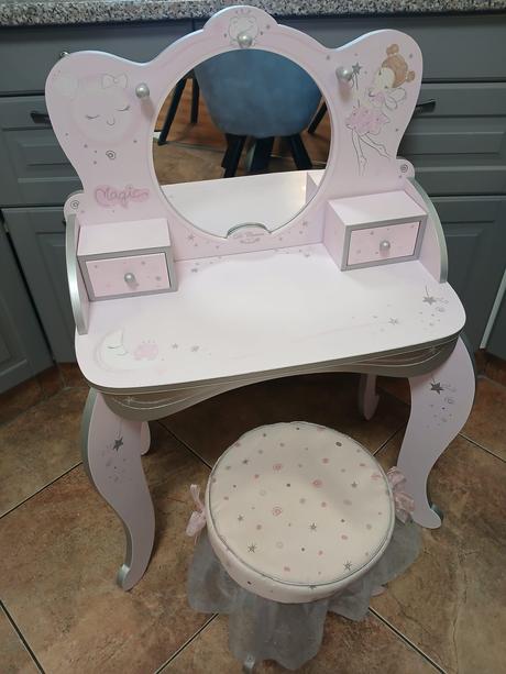 Toaletní stolek se stoličkou,