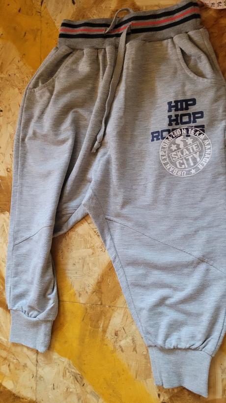 Tepláky, kšiltovka, sportovní taška a slipy, 104–116