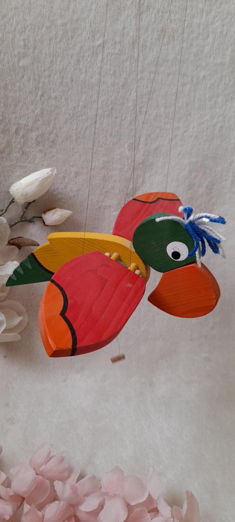 Závěsná hračka - papoušek dřevěný žíhaný, 